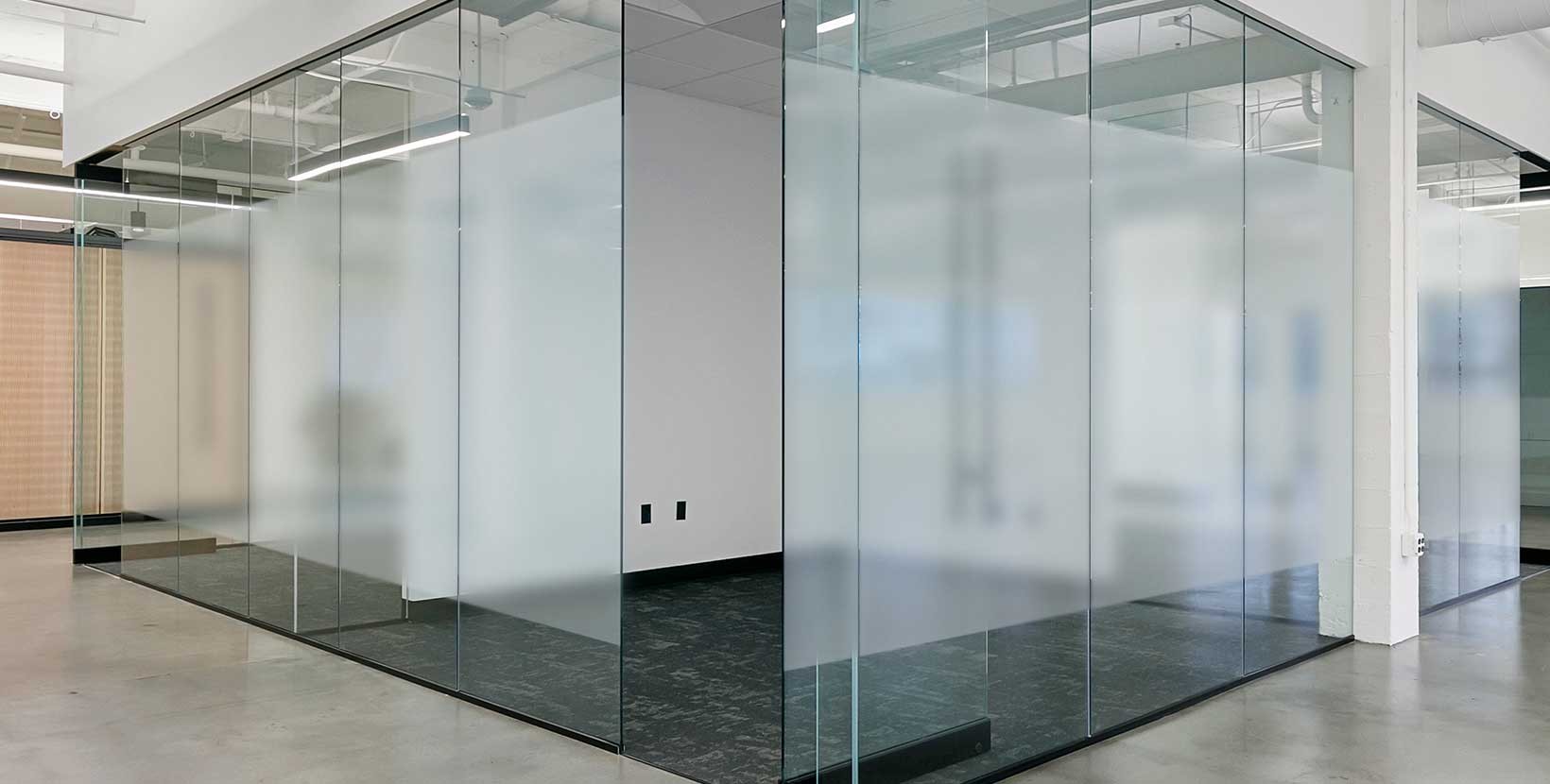 Vinilos ácidos: intimidad y diseño para cristales de oficinas